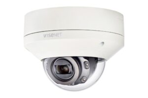 Eine Wisenet-Überwachungskamera in einer weißen kuppelförmigen Gehäuse.