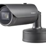 Eine schwarze Sicherheitskamera mit der Aufschrift "Wisenet", montiert auf einem drehbaren Sockel.