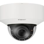 Weiße Überwachungskamera mit der Aufschrift "Wisenet".