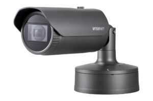 Kameraüberwachungssystem von Wisenet mit moderner Bullet-Kamera auf einem stabilen Standfuß.