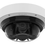 Eine Überwachungskamera von Hanwha mit einem weißen Gehäuse und einer kuppelförmigen transparenten Abdeckung.