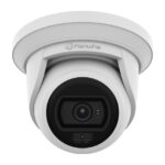 Weißes Hanwha-Überwachungskamera mit Kuppelgehäuse.