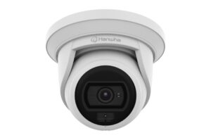 Weißes Hanwha-Überwachungskamera mit Kuppelgehäuse.