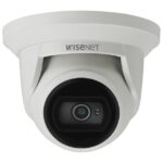 Überwachungskamera von Wisenet in weißem Gehäuse.