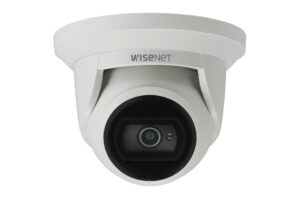 Überwachungskamera von Wisenet in weißem Gehäuse.