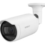 Weiße Überwachungskamera mit der Aufschrift "Wisenet".