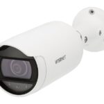 Weiße Überwachungskamera von Wisenet mit zylindrischer Form und Wandhalterung.