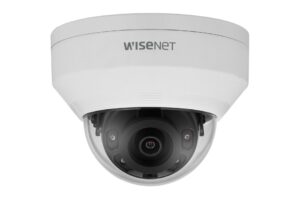 Überwachungskamera im weißen Gehäuse mit der Aufschrift "Wisenet".