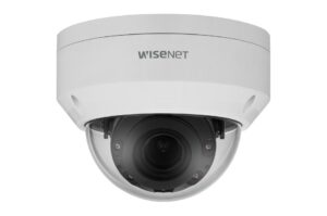 Eine weiße Überwachungskamera von WISENET mit einer kuppelförmigen Abdeckung.