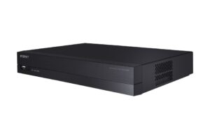 Ein schwarzer Netzwerk-Videorecorder von Wisenet mit belüfteten Seiten.