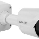 Außenkamera, weiß, mit der Aufschrift "Avigilon".