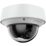 Eine Überwachungskamera in einer weißen Kuppel mit schwarzer Linse, mit der Aufschrift "Avigilon".