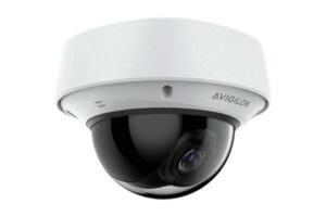 Kuppelförmige Überwachungskamera der Marke Avigilon in Weiß.