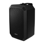 Ein schwarzer Lautsprecher mit WISENET-Logo, Ansicht von vorne rechts.