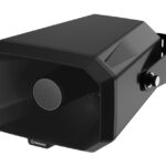 Ein schwarzer Lautsprecher mit rechteckigem Horngehäuse und Halterung.