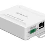 Ein weißes IP-Audiomodul von Hanwha mit der Modellbezeichnung SPA-D1000, ausgestattet mit Anschlüssen für Alarm, GND, PoE, Mikro-SD und Reset-Button.