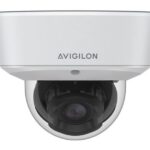 Überwachungskamera von Avigilon in einer weißen Gehäusekonstruktion.