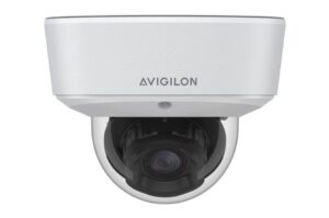 Überwachungskamera von Avigilon in einer weißen Gehäusekonstruktion.