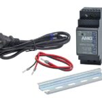 Ein Schaltnetzteil mit Kabeln und einer Montageschiene.