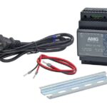 Ein Netzteil von AMG Systems mit Stromkabel, roten und schwarzen Anschlusskabeln und einer Montageschiene.