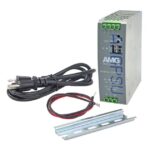 Ein Netzteil mit Verkabelung und Montageschiene.