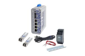 Industrieswitch mit Zubehör, darunter zwei SFP-Module, ein Netzteil, ein Stromkabel und eine Montageschiene.