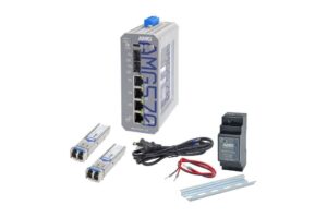 Industrieller Ethernet-Switch mit Zubehör, einschließlich Netzadapter, Kabeln und Befestigungsschiene.