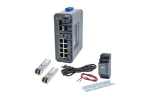 Ein industrieller Netzwerk-Switch von AMG mit mehreren Ethernet-Ports, zwei SFP-Module, ein Netzteil, ein Stromkabel und eine Montagehalterung.