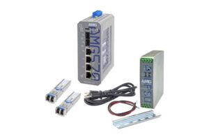 Elektronische Geräte, darunter ein Netzwerk-Switch, ein Netzteil, zwei Netzwerkmodule, ein Kabel und eine Metallmontageschiene.