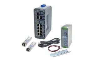 Ein Ethernet-Switch-Set bestehend aus einem Industriellen Ethernet-Switch, Netzteil, zwei SFP-Transceivern, Stromkabel und Metallhalterung.