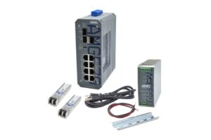 Ein industrieller Netzwerk-Switch von AMG mit Zubehör, einschließlich Stromversorgung, Kabeln, zwei SFP-Modulen und einer Montageschiene.