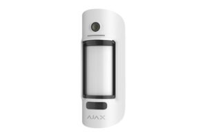 Ein weißer Bewegungsmelder von Ajax mit integriertem Sensor und Kamera.