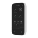 Ein schwarzes, rechteckiges Steuerungspanel mit Touchscreen und verschiedenen Anzeigen wie "Open Space," "Safe," und "Restricted Zone."