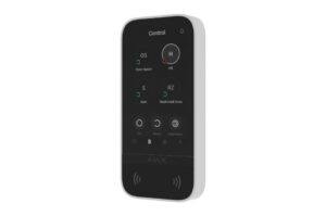 Ein schwarzes, rechteckiges Steuerungspanel mit Touchscreen und verschiedenen Anzeigen wie "Open Space," "Safe," und "Restricted Zone."