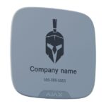 Ein graues, quadratisches Gerät mit abgerundeten Ecken, zeigt das Bild eines Helmes, den Text "Company name" und eine Telefonnummer. Unten ist das Logo "AJAX" sichtbar.