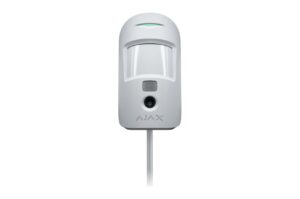 Ein weißer Bewegungsmelder der Marke Ajax mit Kamera und LED-Anzeige.