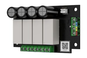 Elektronische Schaltung mit Kondensatoren, Steckverbindern und einem QR-Code auf einer schwarzen Platine.