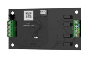 Elektronische Leiterplatte mit der Bezeichnung "LineProtect Fibra" und einem QR-Code, geschmückt mit grünen Anschlussklemmen auf schwarzem Hintergrund.