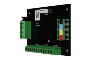Elektronische Leiterplatte mit grünen Steckklemmen und einem QR-Code, mit der Bezeichnung "AJAX LineSplit Fibra".