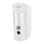 Ein weißer Bewegungsmelder mit Kamera und Sensor, auf weißem Hintergrund.