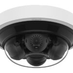 Eine Überwachungskamera mit mehreren Linsen in einer weißen kuppelförmigen Abdeckung.