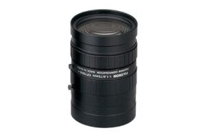 Eine schwarze Kameralinse mit der Aufschrift "FUJINON 1:1.8/75mm CTV854A-1 FUJINON CORPORATION MADE IN CHINA".