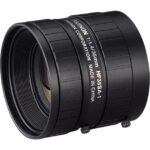 Ein schwarzes Kameraobjektiv mit der Aufschrift "FUJINON 1:1.4/35mm HF35SA-1" und "MADE IN CHINA".