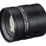 Ein schwarzes Kameraobjektiv mit der Aufschrift "FUJINON 1:1.8/50mm HF50SA-1 FUJINON CORPORATION MADE IN CHINA".