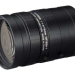 Schwarzes Kameraobjektiv mit der Aufschrift "FUJINON 1:1.8/75mm HF75SA-1" auf dem Gehäusering.