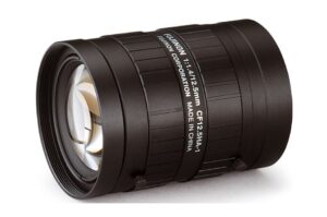 Eine schwarze Kameraobjektiv mit der Aufschrift "FUJINON 1:1.4/12.5mm CF12.5HA-1 FUJINON CORPORATION MADE IN CHINA".
