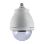 Eine weiße Überwachungskamera in Kuppelform.