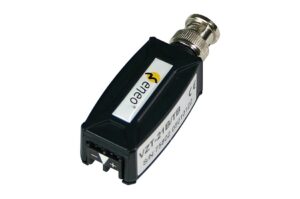 Ein kompakter, schwarzer Video-Balun-Adapter von eneo mit einem BNC-Anschluss.