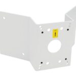Weiße Metallhalterung mit mehreren Befestigungslöchern und einer "UP"-Markierung auf einem gelben Aufkleber.