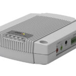 Ein grauer Audio-Encoder von Axis mit mehreren Anschlüssen, einschließlich Audio-Ein- und Ausgang sowie Steuerungsanschlüssen.